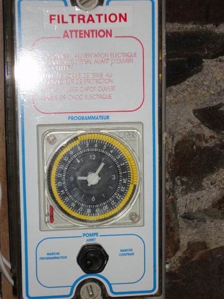 DSC00361.JPG - C'est dans ce boitier que j'ai recuperer l'alimentation (230V) du dispositif, et que j'ai branché le contact ("Heat") du dispositif.J'ai reutilisé les passages de cables existants.
